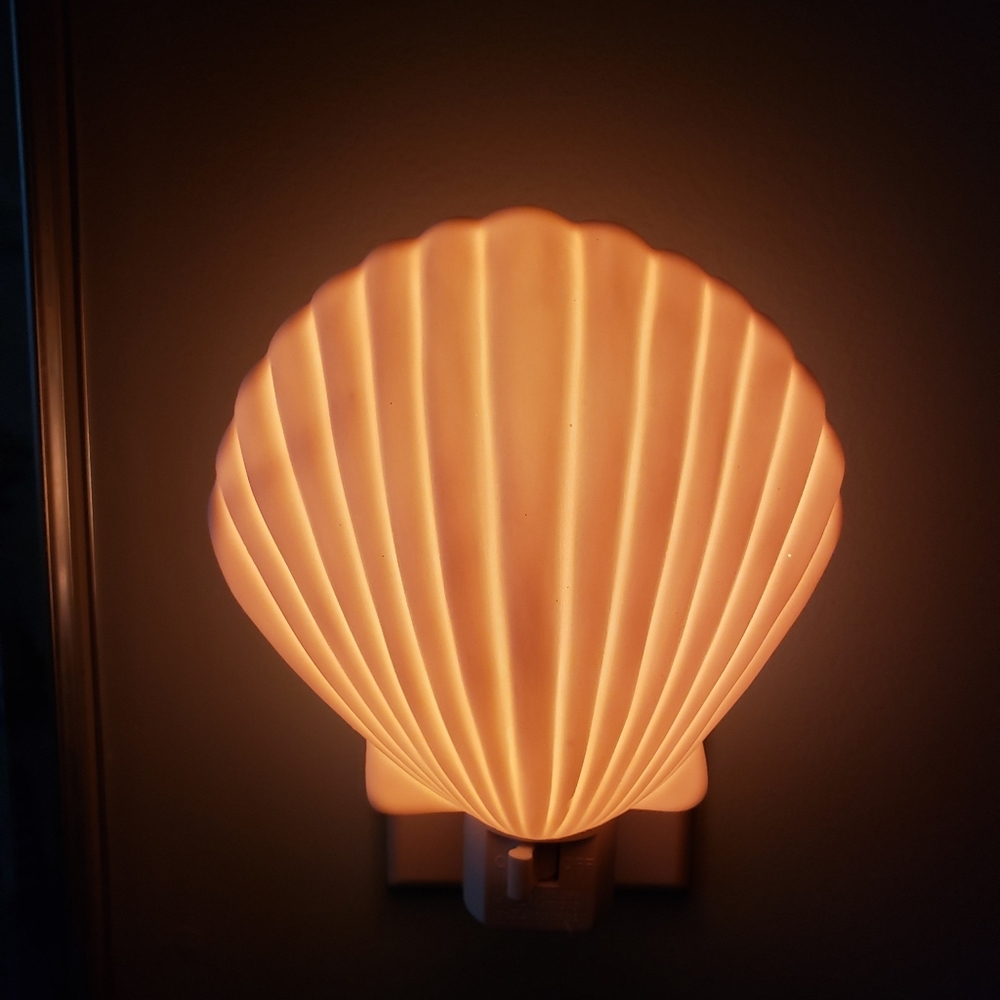 Beachy Coastal Shell Night Light - Picture 2 of 12